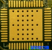 這是最不好的通孔設(shè)計(jì)，貫穿通孔直接擺放于QFN的接地散熱墊上，制造上無(wú)法確保其錫量，也就無(wú)法確保焊接良好。