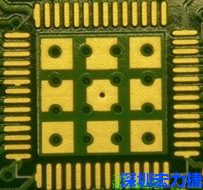 這個(gè)通孔的設(shè)計(jì)勉強(qiáng)可以接受，只剩下正中間一個(gè)通孔沒(méi)有塞孔，而且孔徑也變小了。
