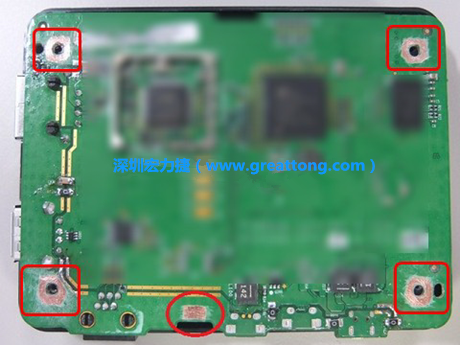 手動(dòng)去綠漆。使用傳統(tǒng)的刀片去除綠漆后的效果。