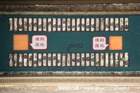 把板對板連接器全部移除，發(fā)現(xiàn)其下方板子共有兩個裸銅的方形設計。