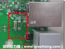有人認(rèn)為電容旁邊已經(jīng)有螺絲將電路板固定于機殼上了，不應(yīng)該發(fā)生電路板彎曲的現(xiàn)象才對。