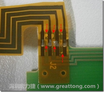 這張圖所顯示的，PCBA工廠實際進行HotBar(熱壓熔錫焊接)焊接的時候，經(jīng)常會出現(xiàn)這類焊墊之間短路的問題，下面的圖示為比較嚴重的案例，大部分都只有部份溢錫，但這對品質(zhì)信賴杜已經(jīng)產(chǎn)生了及大的為害，既使現(xiàn)在測試沒有出現(xiàn)問題，難保在高溫膏濕的環(huán)境下不會出現(xiàn)電子遷移(Electromigration)的現(xiàn)象。