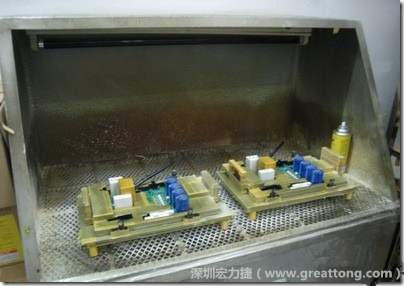 使用噴涂(Spraying)方式作業(yè)conformal coating時(shí)，需設(shè)備抽真空的設(shè)備，否則噴涂的物質(zhì)會(huì)飄散到空氣當(dāng)中，影響人體的健康。