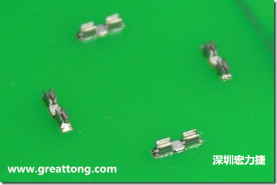 屏蔽夾(SMT shielding clip)焊接于電路板上的樣子。