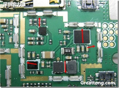 圖中顯示一塊電路板使用這種屏蔽夾(shielding clip)的實(shí)例。基本上我們?cè)趶澖堑牡胤蕉荚O(shè)計(jì)擺放了一個(gè)屏蔽夾，這樣可以讓作業(yè)員比較方便安裝屏蔽罩(shielding can)時(shí)的對(duì)位準(zhǔn)確。然后在其他沒有屏蔽夾的地方也設(shè)計(jì)了一些接地的布線，一來(lái)可以稍微提升屏蔽罩的電磁隔絕能力，另一方面也可以為屏蔽夾無(wú)效時(shí)，馬上可以更改為屏蔽框，而無(wú)需要重新設(shè)計(jì)電路板。