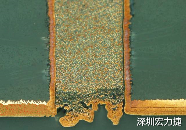 PCB設(shè)計(jì)之導(dǎo)電孔塞孔工藝 導(dǎo)電孔Via hole又名導(dǎo)通孔，為了達(dá)到客戶要求，導(dǎo)通孔必須塞孔，經(jīng)過大量的實(shí)踐，改變傳統(tǒng)的鋁片塞孔工藝，用白網(wǎng)完成板面阻焊與塞孔。生產(chǎn)穩(wěn)定，質(zhì)量可靠。