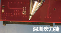連接器邊緣稍突出于電路板的邊緣。