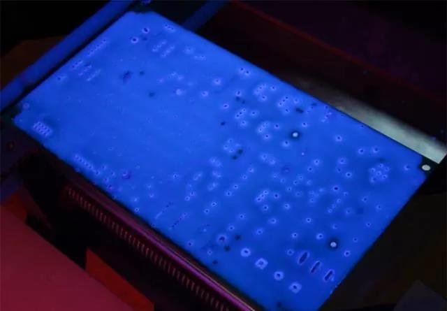 經(jīng)過涂覆工藝后的PCB，在紫光燈下的拍攝效果，原來coating也可以這么美！