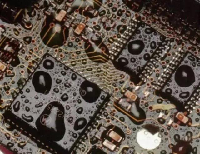 經(jīng)過涂覆工藝后的PCB，在表面形成透明的保護膜，能有效防止水珠和潮氣侵入，避免漏電和短路。
